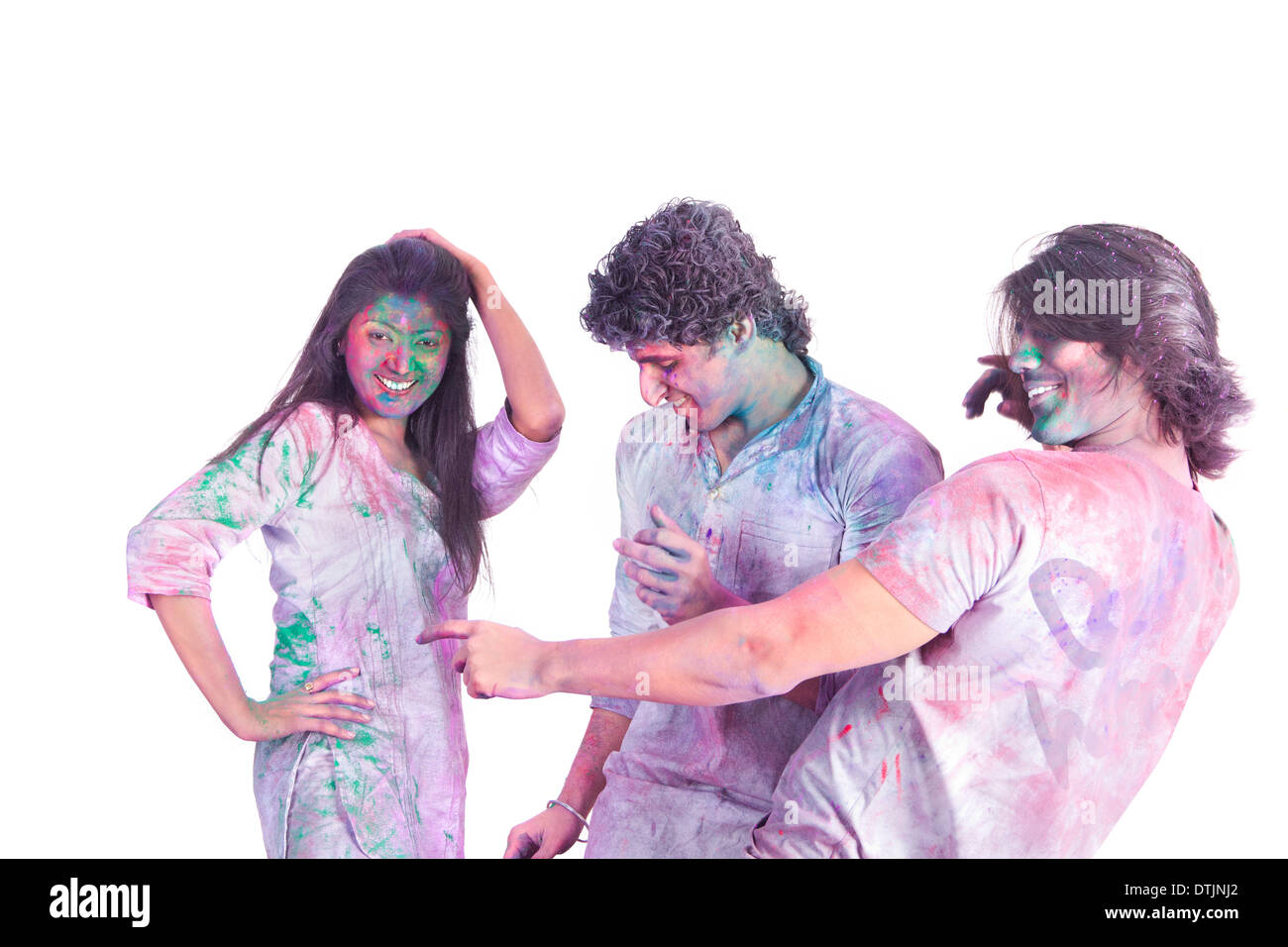 Freunde spielen Holi und tanzen Stockfoto