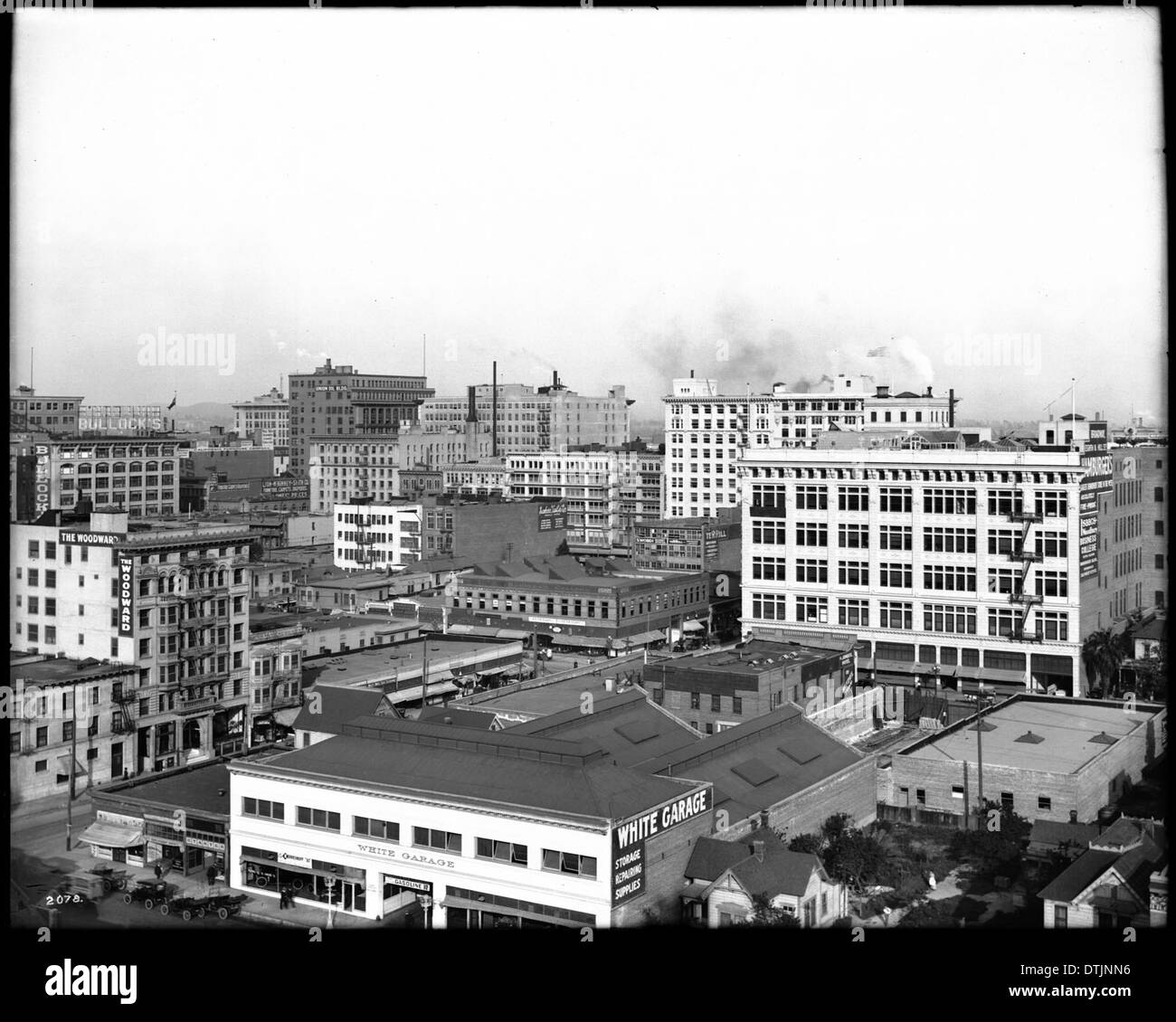Ein Panoramablick auf die Innenstadt von Los Angeles, von der Kreuzung 8th Street und Olive Street, die zwischen 1910 und 1913 aufgenommen wurde, und zeigt die städtische Landschaft. Stockfoto
