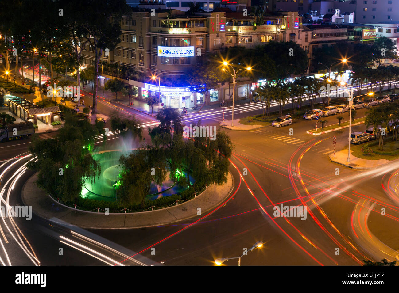 Verkehr in Ho-Chi-Minh-Stadt in der Nacht, Vietnam Stockfoto