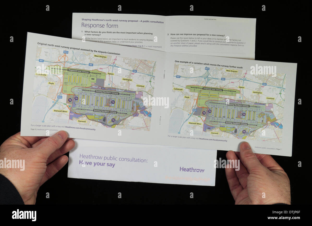Ausbau des Flughafens Heathrow: öffentliche Konsultationsdokumente legen in Briefkästen der Anwohner in der Nähe von Heathrow, London, UK. Stockfoto