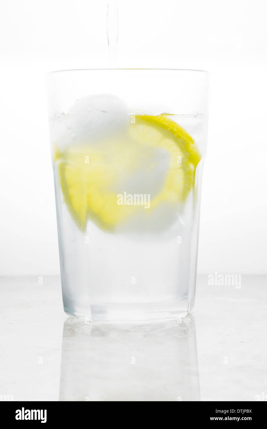 Wasser in Glas mit Eis und Zitrone Stockfoto