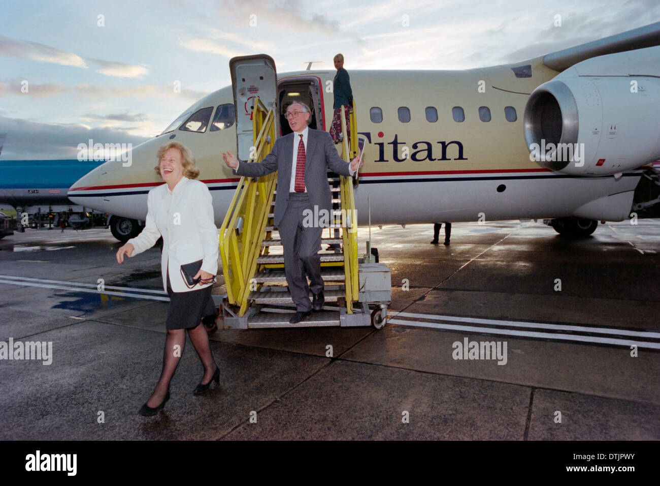 Donald Dewar MP (mit Baroness Smith), Ankunft am Flughafen von Edinburgh mit dem Mandat für eine dezentralisierte schottische Parlament. Stockfoto