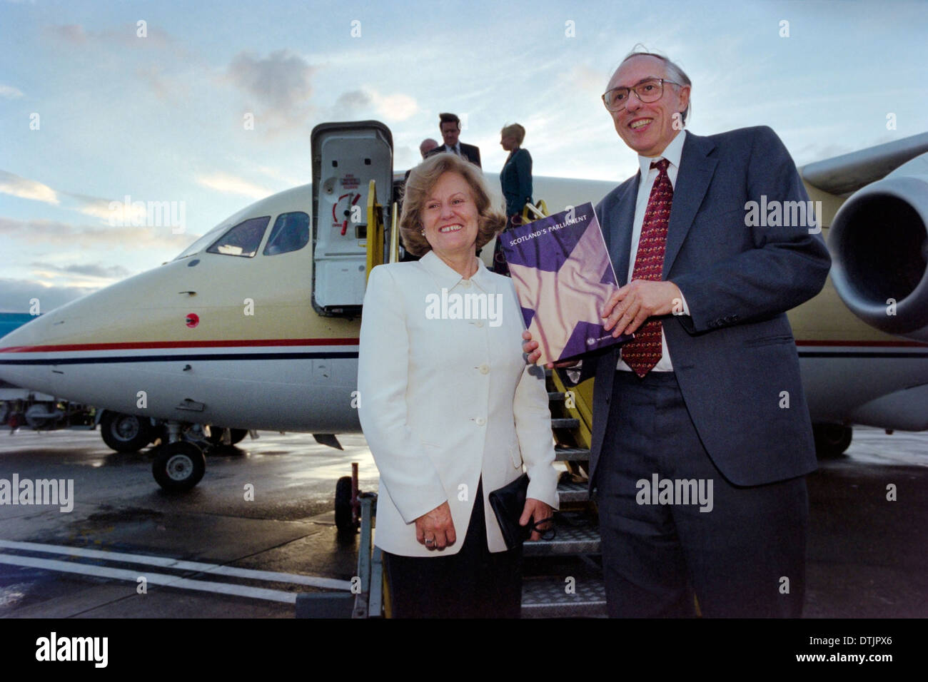 Donald Dewar MP (mit Baroness Smith), Ankunft am Flughafen von Edinburgh mit dem Mandat für eine dezentralisierte schottische Parlament. Stockfoto