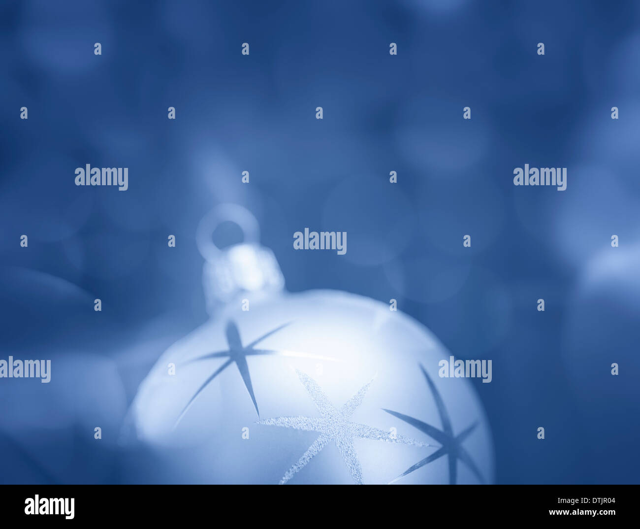 Blaue Weihnachtskugel mit defocus Lichter im Hintergrund Stockfoto