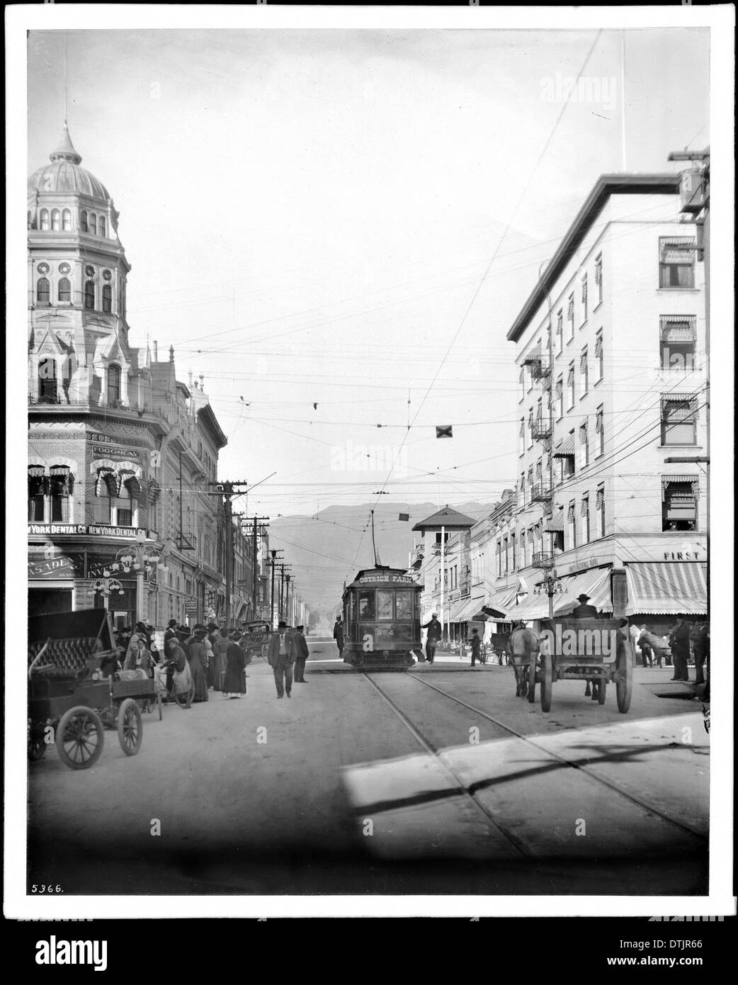 Ein Blick auf Pasadena auf der Fair Oaks Avenue von der Colorado Street, um 1910, in Richtung Norden und zeigt das urbane Leben des frühen 20. Jahrhunderts. Stockfoto