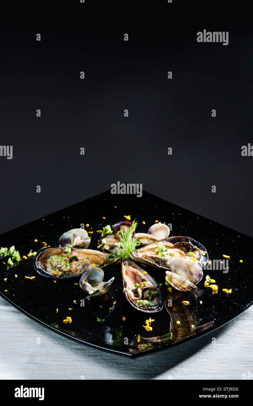 schwarze Pantoletten gekocht Stockfoto