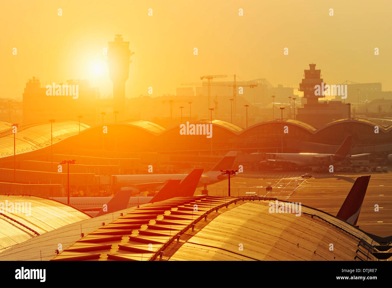 Hong Kong internationalen Verkehr FlughafenKontrollturm bei Sonnenuntergang Stockfoto