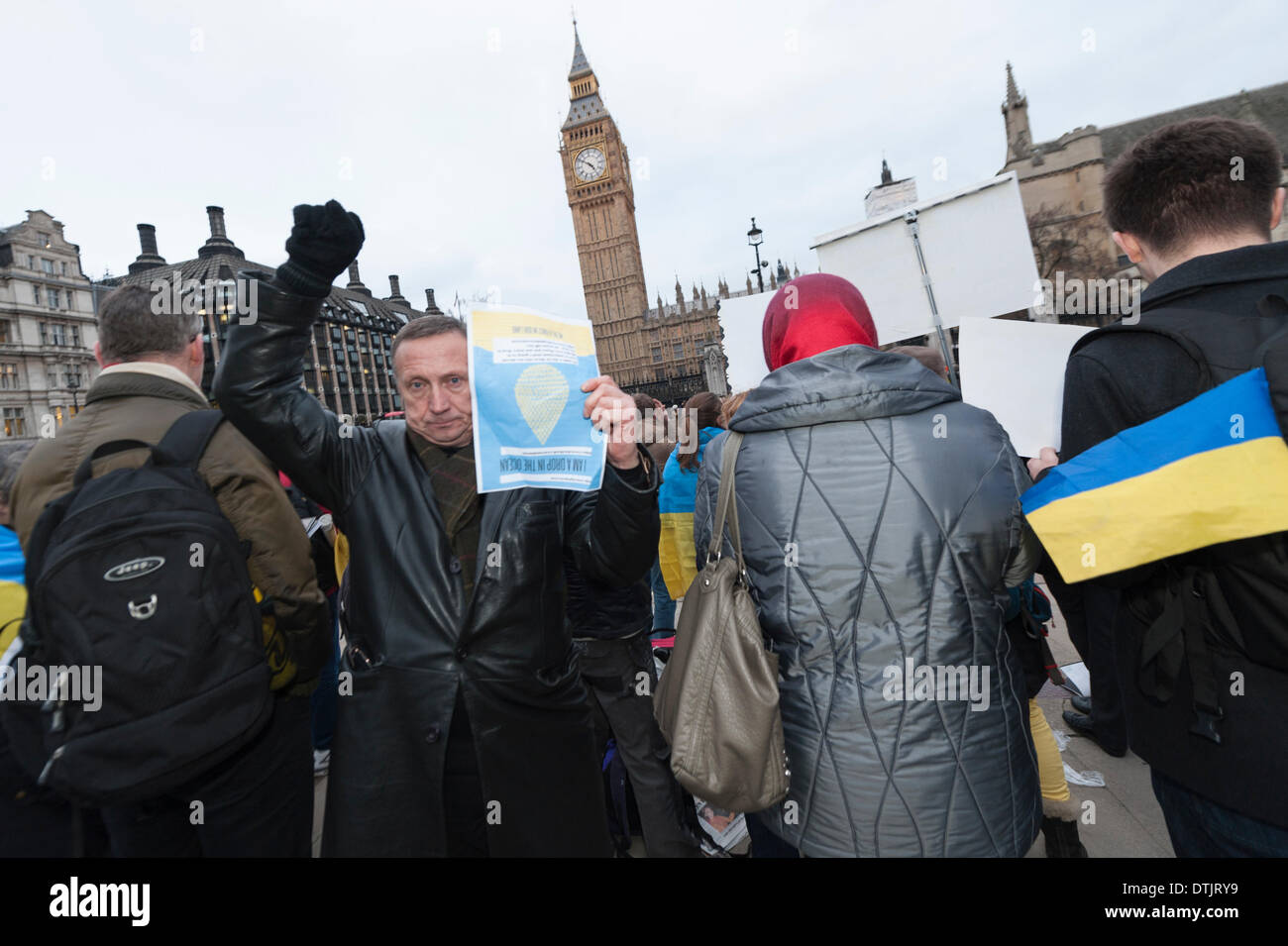 Parliament Square, London, UK. 19. Februar 2014. Eine große Schar von UK basierte Ukrainer und britische Sympathisanten inszeniert einen Protest außerhalb des Parlaments zu verlangen, dass die britische Regierung Sanktionen gegen ihr Heimatland verhängt. Mindestens 26 Leben wurden in Kiew in den letzten Tagen verloren. Bildnachweis: Lee Thomas/Alamy Live-Nachrichten Stockfoto