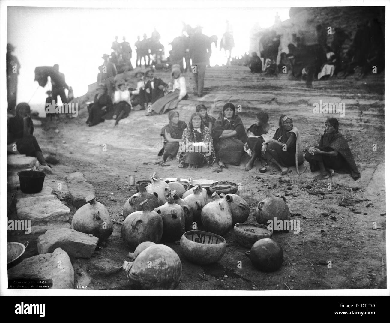 Menschen versammelten sich um Krüge mit Brechmittel brachte die Schlange Priester in die Hopi indischen Dorf von Mishongnovi, ca.1901 Stockfoto