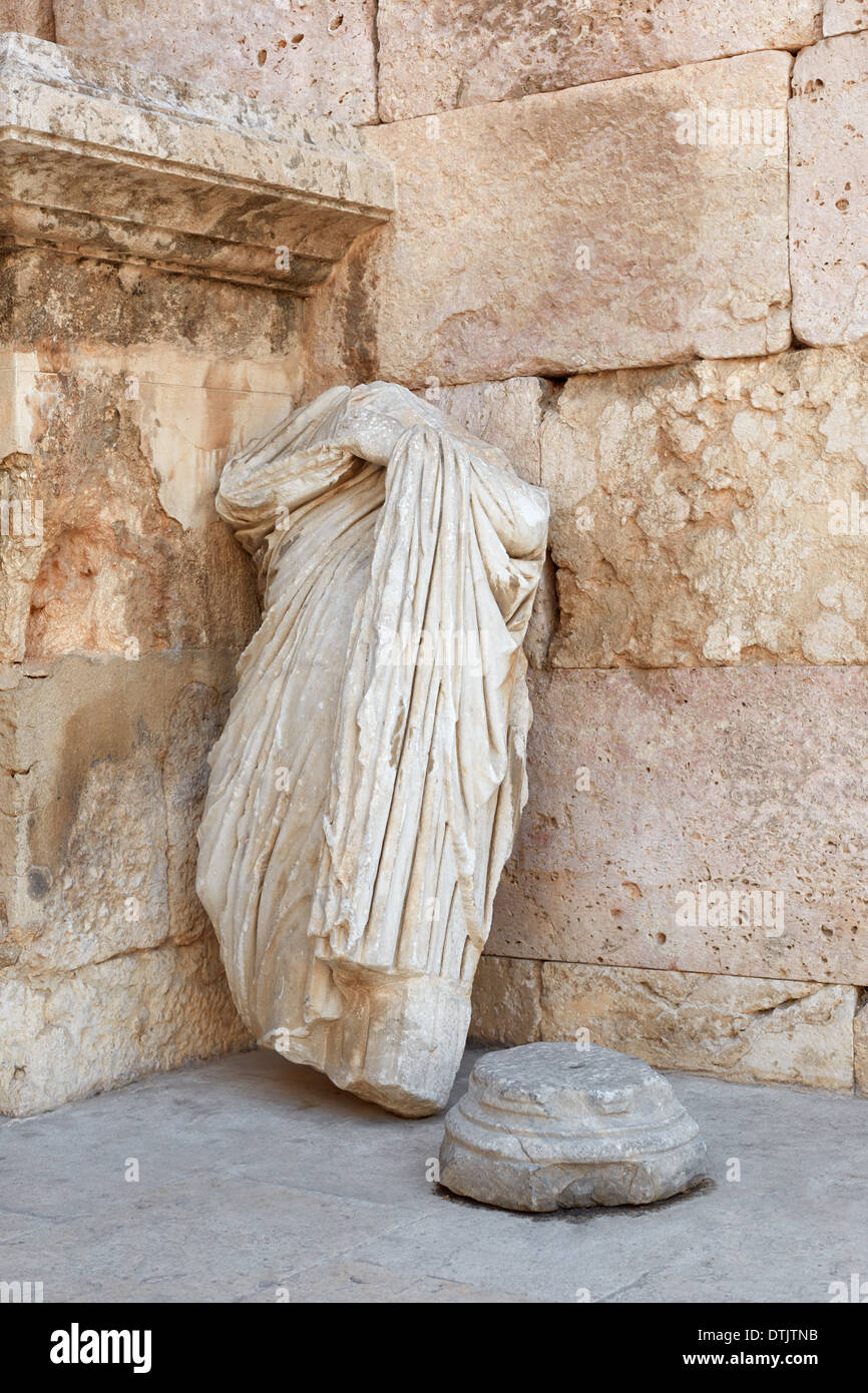 Römische Statue und Hintergrund der alten Stadtmauer im theater Stockfoto