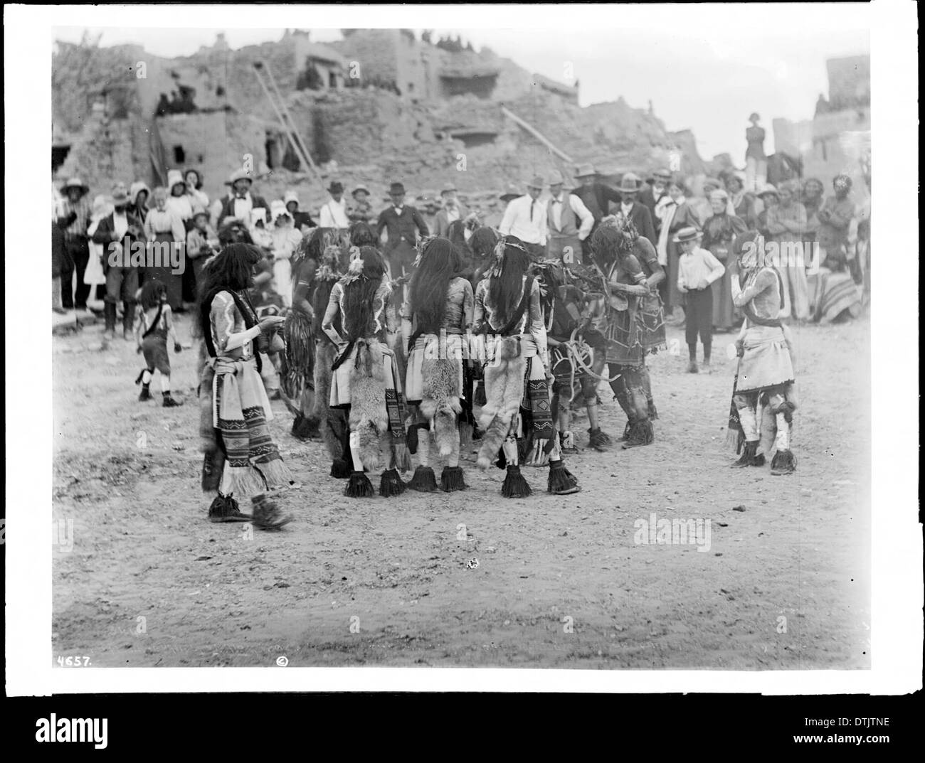 Leute zu beobachten, das Werfen von Schlangen in die Heilige Mahlzeit bei Hopi Snake Dance Zeremonie im Pueblo von Oraibi, Arizona, ca.1898 Stockfoto