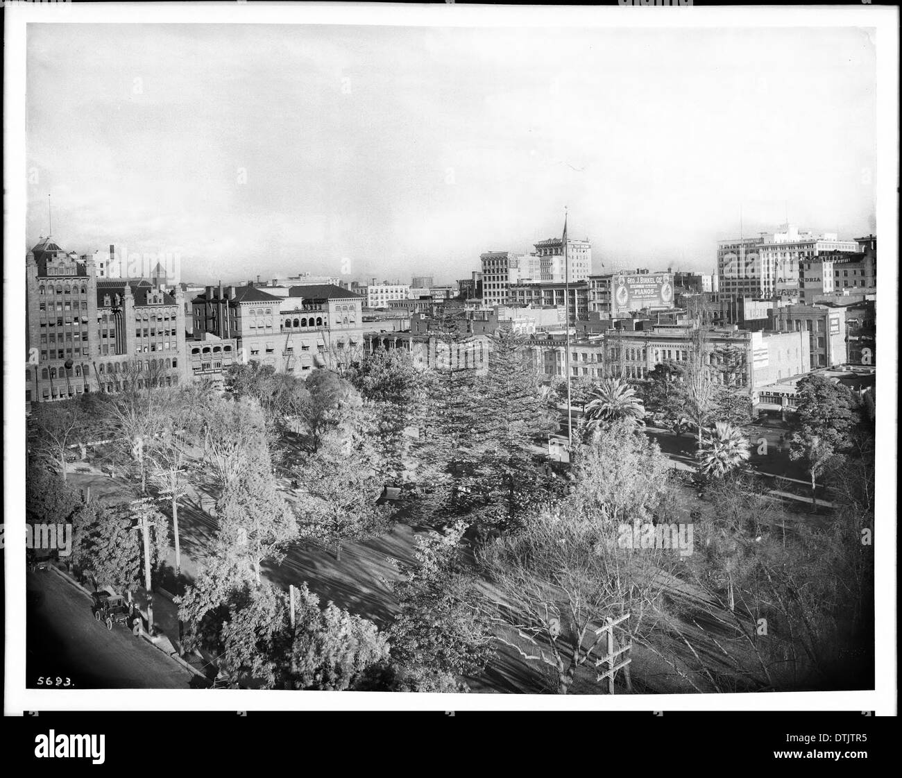Ein Blick auf den Pershing Square und die umliegenden Gebäude in Los Angeles von der Ecke 6th Street und Olive Street, aufgenommen um 1913. Stockfoto