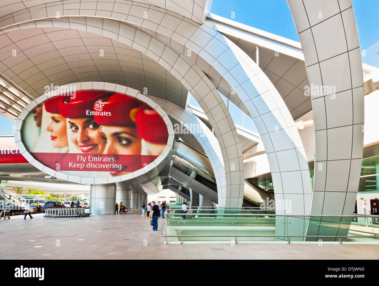 Der internationale Flughafen Dubai Außeneingang, Dubai, Vereinigte Arabische Emirate, Vereinigte Arabische Emirate, Naher Osten Stockfoto