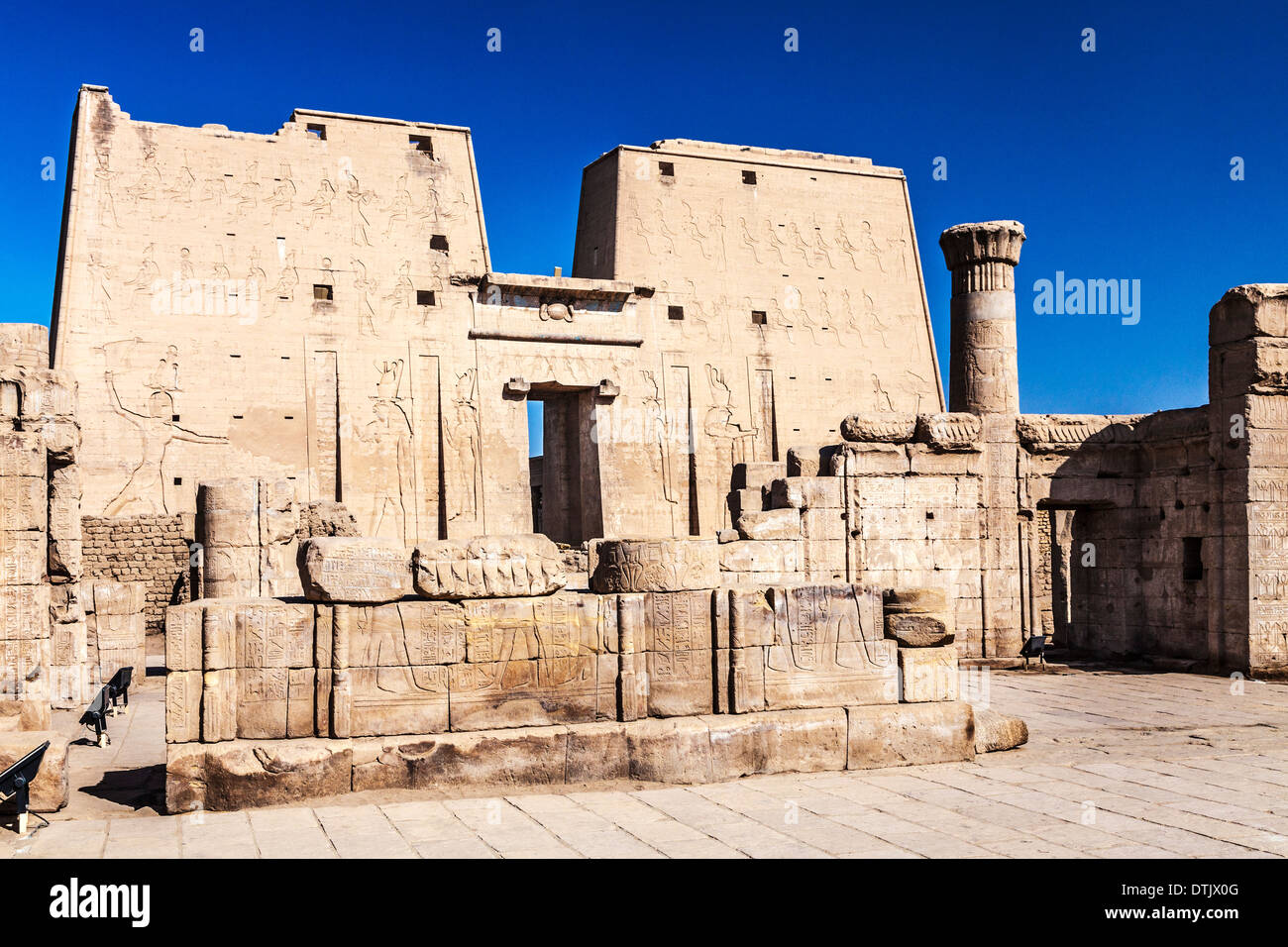 Teil des Komplexes des alten ägyptischen Tempels von Horus in Edfu. Stockfoto