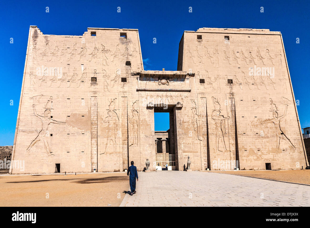 Die erste große Pylon am Eingang der alten ägyptischen Tempel des Horus in Edfu. Stockfoto