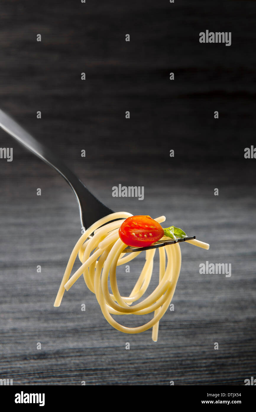 Spaghetti Gabel Nudeln Essen isoliert Sauce Tomate Basilikum Stockfoto