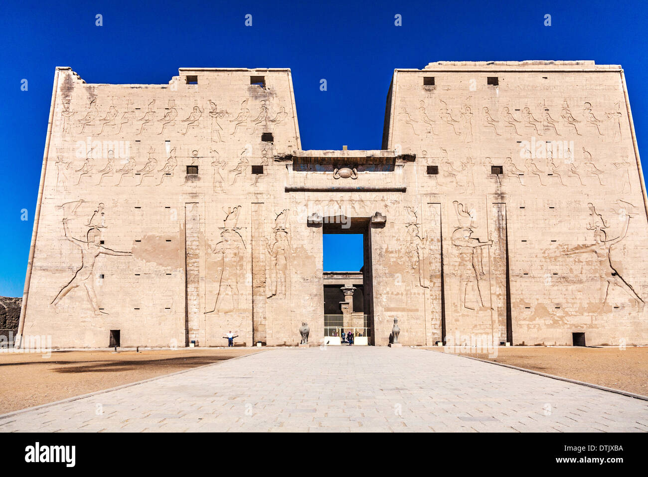 Die erste große Pylon am Eingang der alten ägyptischen Tempel des Horus in Edfu. Stockfoto