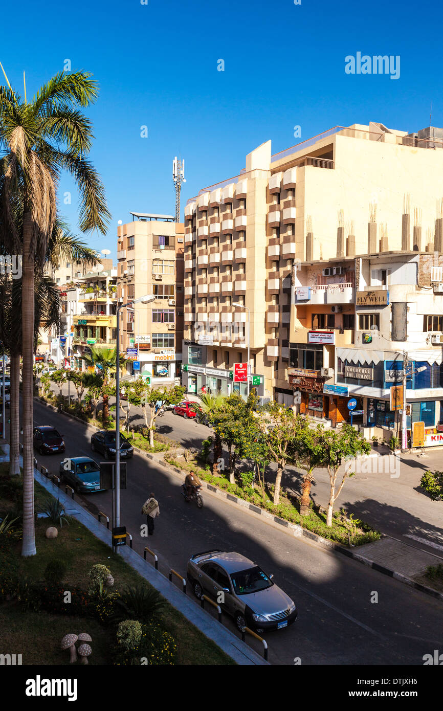 Erhöhten Blick auf einer belebten Straße in Luxor, Ägypten. Stockfoto