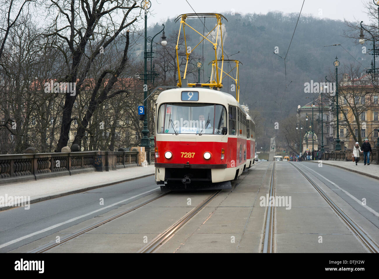 Straßenbahnen in Prag. Das Prager Straßenbahnnetz ist 135 Kilometer und hat 25 tagsüber Linien und 9 in der Nacht. In Kombination mit der met Stockfoto