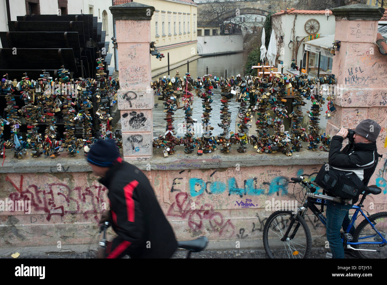 Ein paar auf der Brücke der Liebenden. Prag. Nicht so auffällig oder bekannt als der große Charles Brücke, sondern Prag Bewohner Liebe Stockfoto