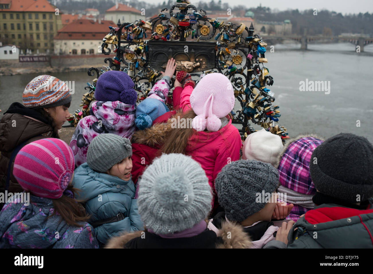 Vorhängeschlösser an der Karlsbrücke. Die Idee, inspiriert von den Protagonisten des Romans ich wollte Sie, von Federico Moccia Stockfoto