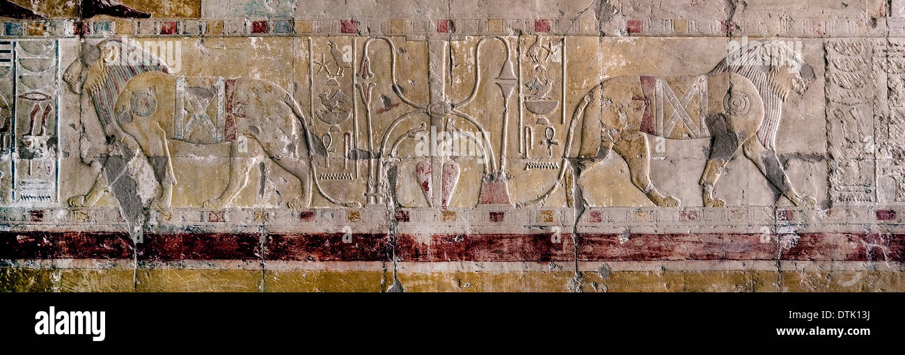 Basrelief des königlichen Löwen und Sema-tawy Hieroglyphe Stockfoto