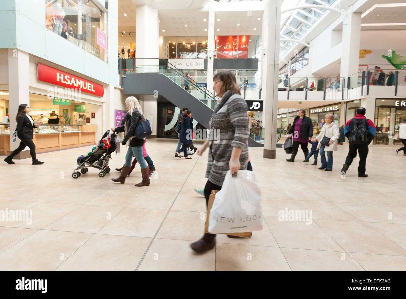 Shopper - Menschen beim Einkaufen in einer Shopping Mall, Grand Arcade, Cambridge England UK Stockfoto