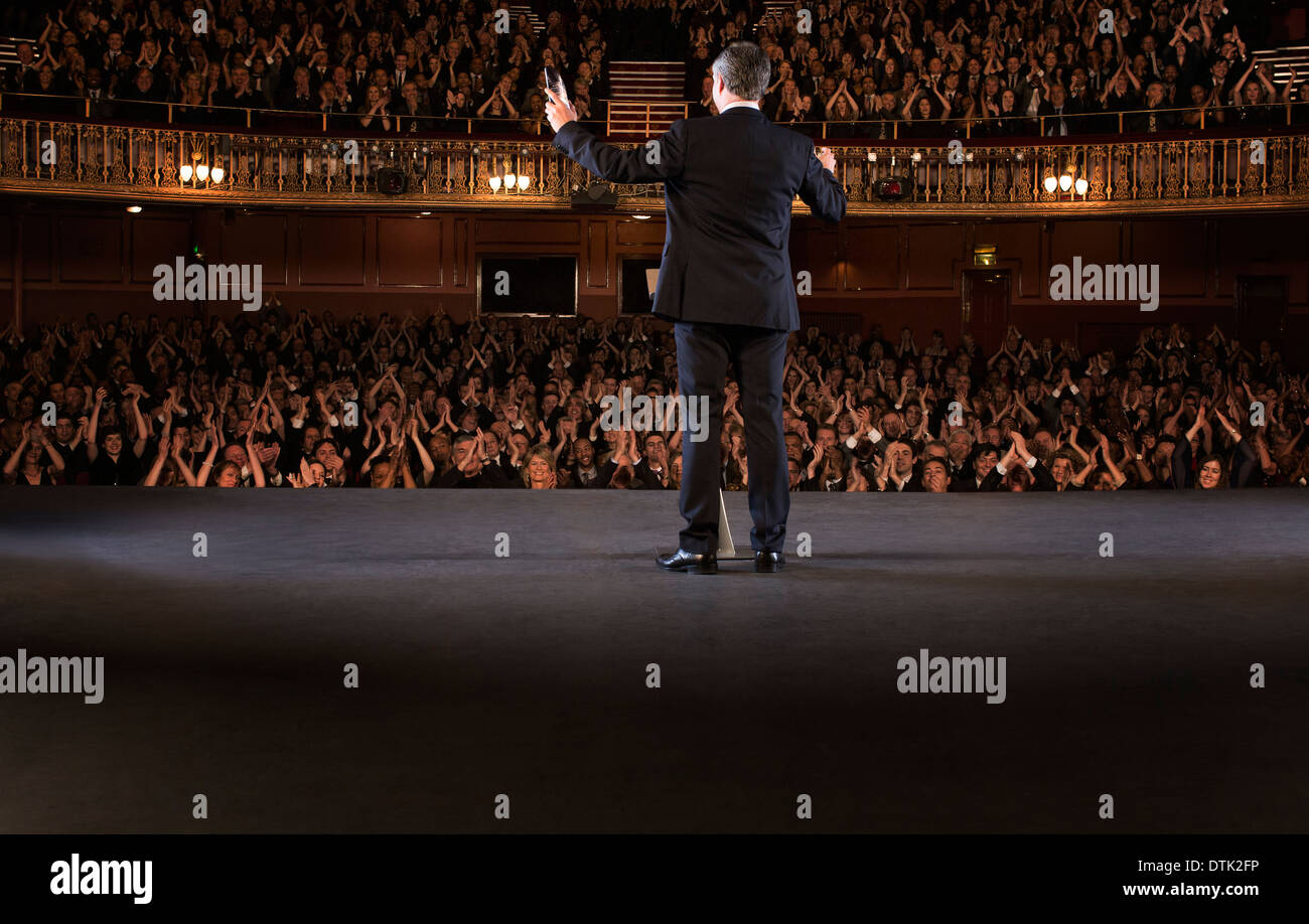 Publikum klatschte für Dirigent auf der Bühne im theater Stockfoto