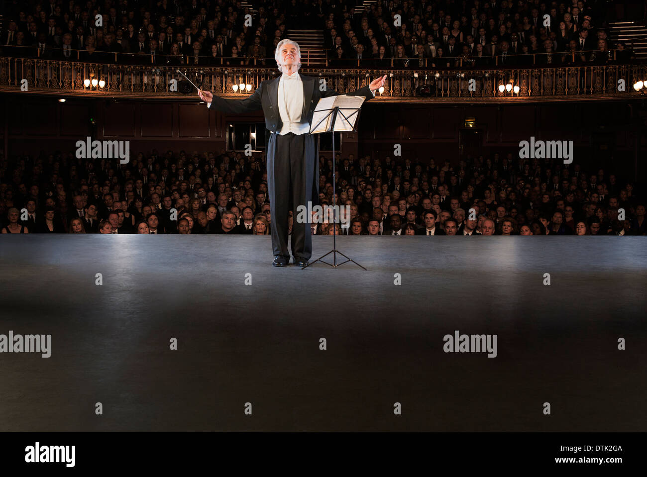 Dirigent, die Durchführung auf der Bühne im theater Stockfoto