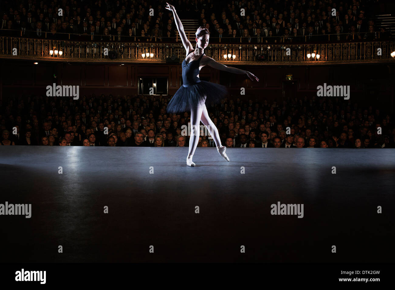Ballett-Tänzerin auf der Bühne im Theater durchführen Stockfoto