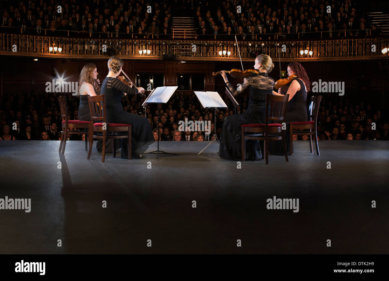 Quartett auf der Bühne im Theater durchführen Stockfoto