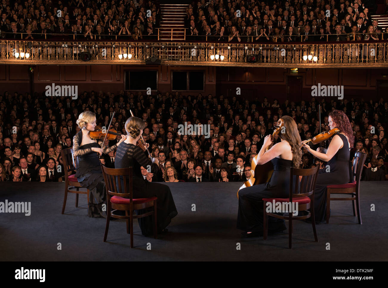 Quartett auf der Bühne im Theater durchführen Stockfoto
