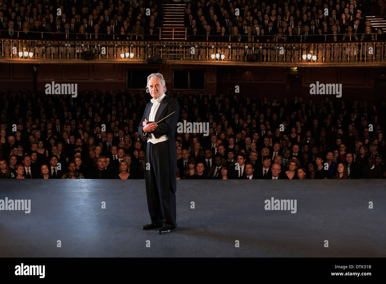 Dirigent, posieren auf der Bühne im theater Stockfoto