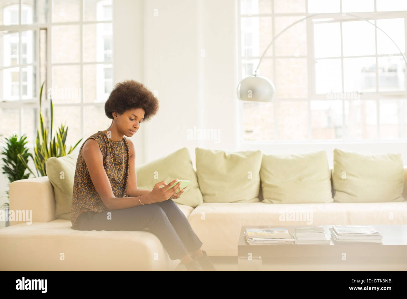 Geschäftsfrau mit digital-Tablette auf sofa Stockfoto