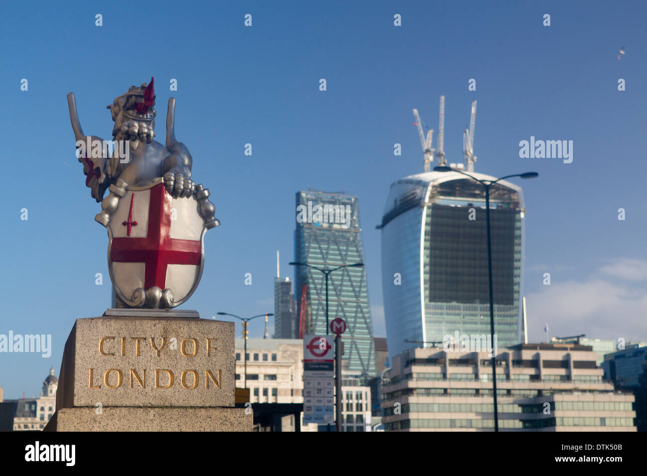 City of London Drachenstatue und Kamm mit wechselnden hinter mit "Käsereibe" und "Walkie Talkie" Wolkenkratzer London skyline Stockfoto