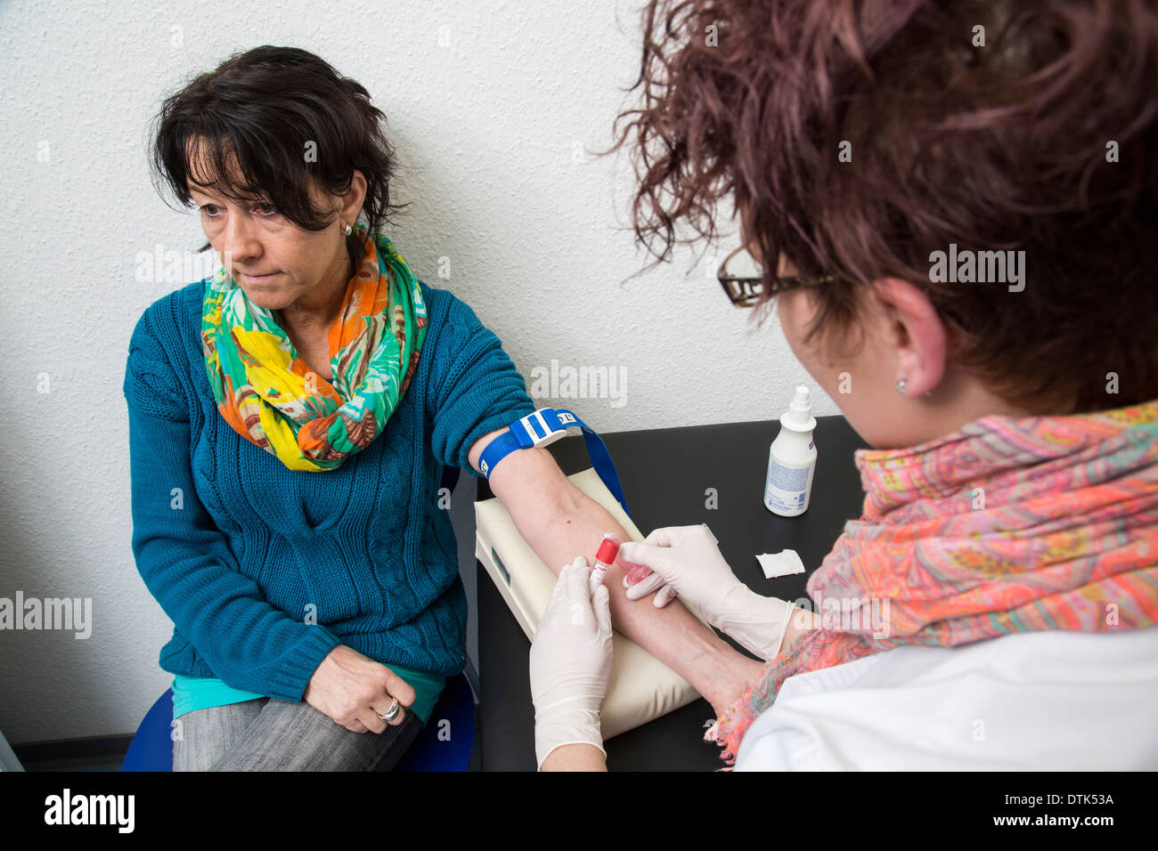 Arztpraxis. Assistentin mit einer Patientin. Bluttests. Stockfoto