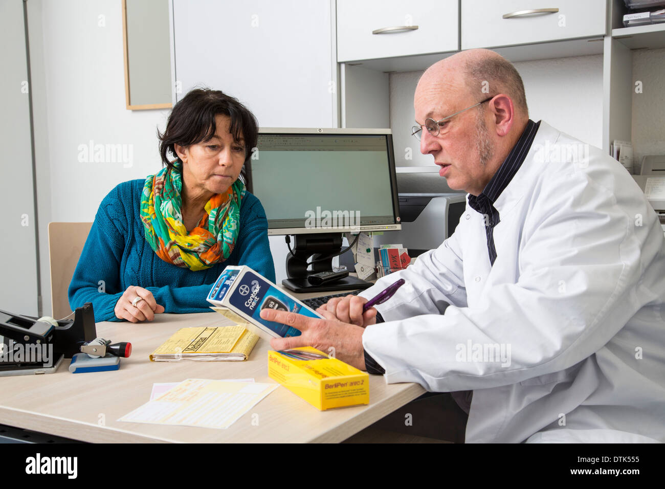 Arztpraxis. Arzt spricht mit einer Patientin über eine Diabetes-Behandlung. Stockfoto