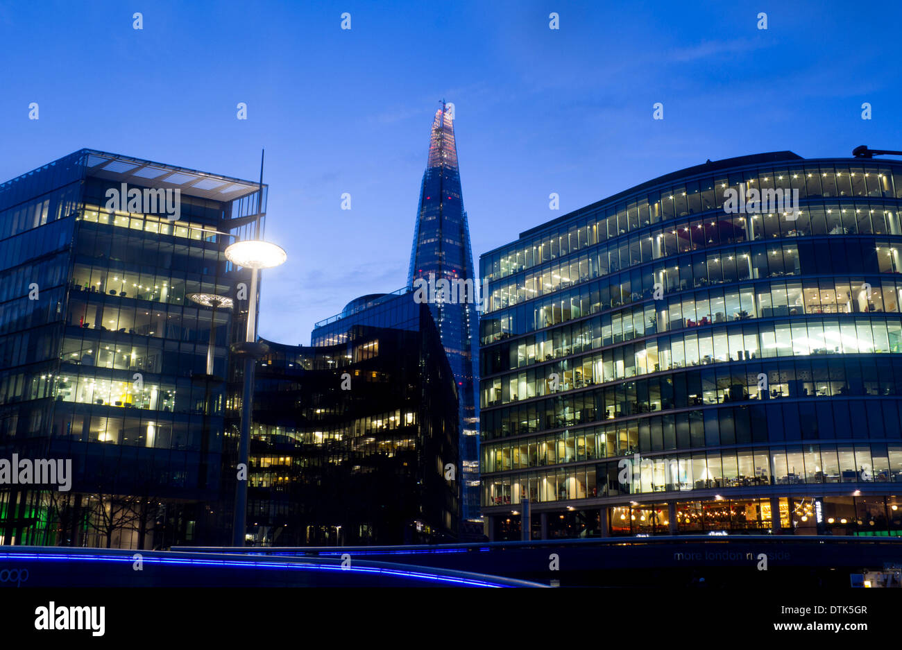 Weitere Büros in London und der Shard Wolkenkratzer in der Dämmerung Abenddämmerung Nacht London England UK Stockfoto