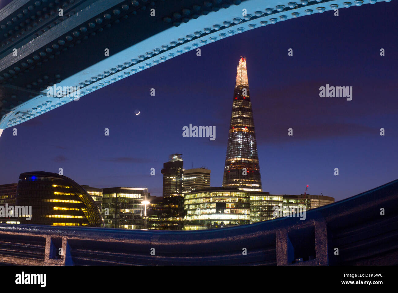 Der Shard, Rathaus und mehr London Bürogebäude von der Tower Bridge bei Nacht Dämmerung Abenddämmerung Sonnenuntergang London England UK Stockfoto