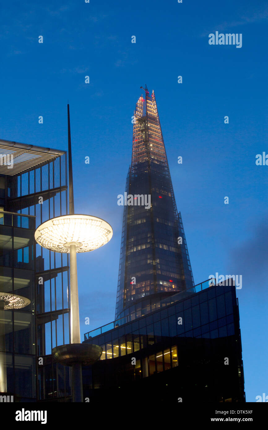 Die Scherbe und leichte Mast auf More London Gebäude in der Nacht Dämmerung Abenddämmerung South Bank London England UK Stockfoto
