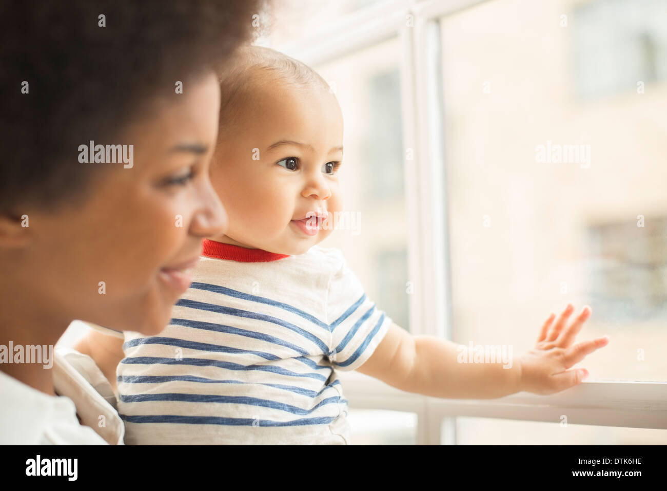 Mutter und Baby Boy Blick aus Fenster Stockfoto