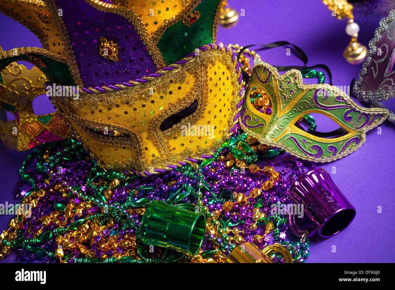 Festliche Gruppierung von Karneval, Venedig oder Karneval Masken auf lila Hintergrund Stockfoto