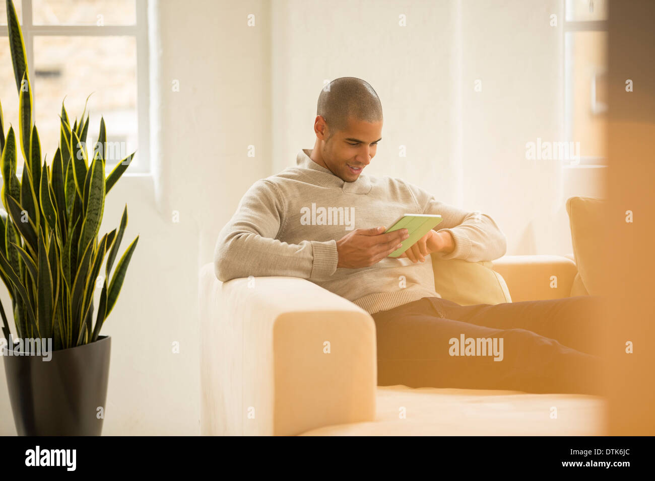 Geschäftsmann mit digital-Tablette auf sofa Stockfoto