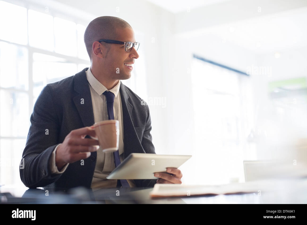 Geschäftsmann mit digital-Tablette und Kaffee trinken Stockfoto