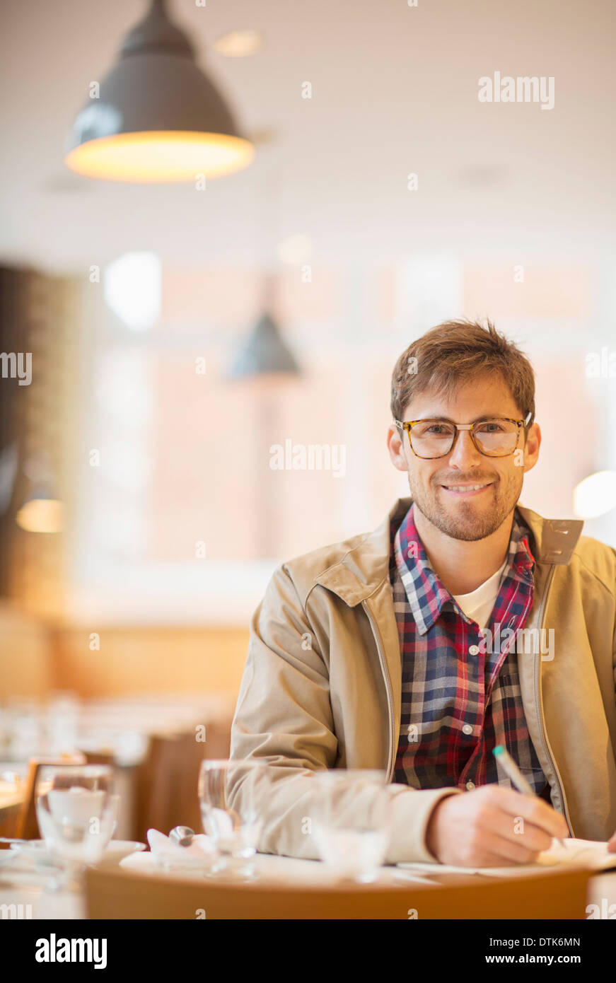 Mann, die Notizen im café Stockfoto