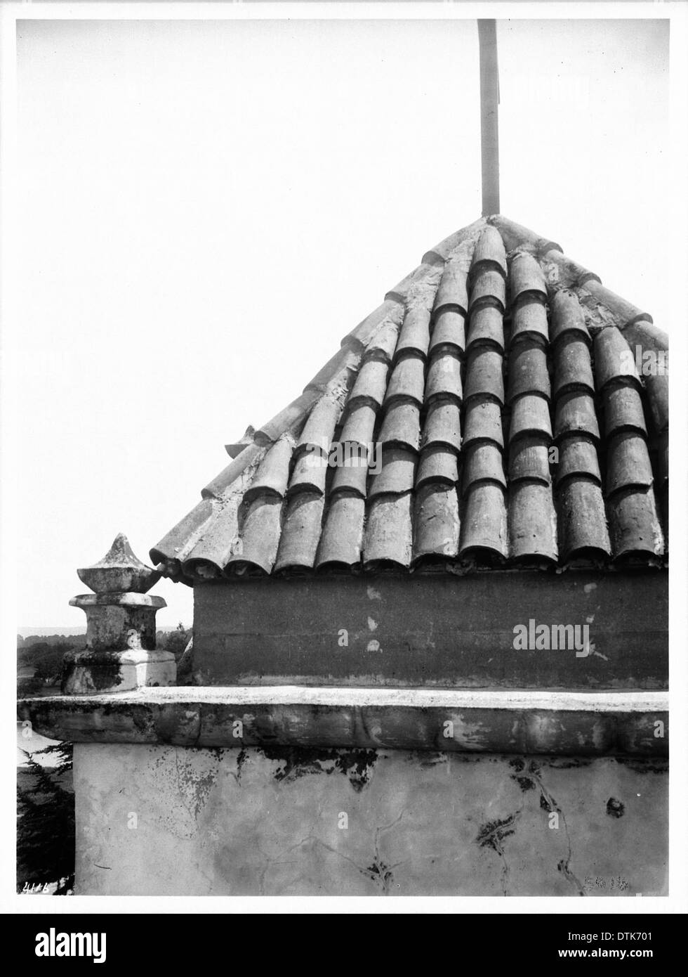 Ein restaurierter Turm mit pyramidenförmigem Ziegeldach bei Mission San Carlos Borromeo in Monterey, fotografiert zwischen 1903 und 1905, zeigt die historische Architektur der Mission. Stockfoto