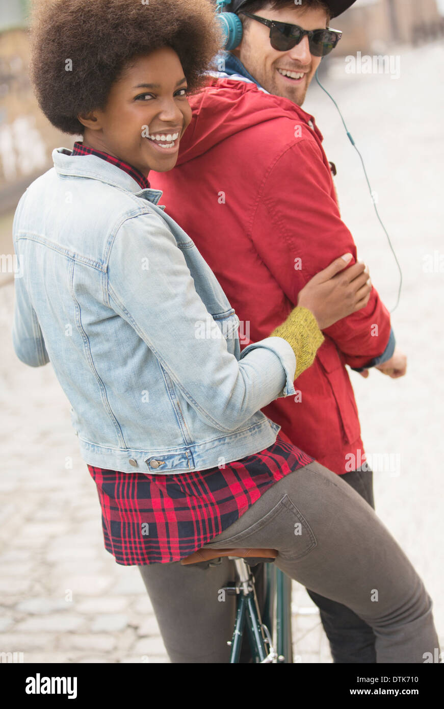 Paar Reiten Fahrrad zusammen auf Stadtstraße Stockfoto