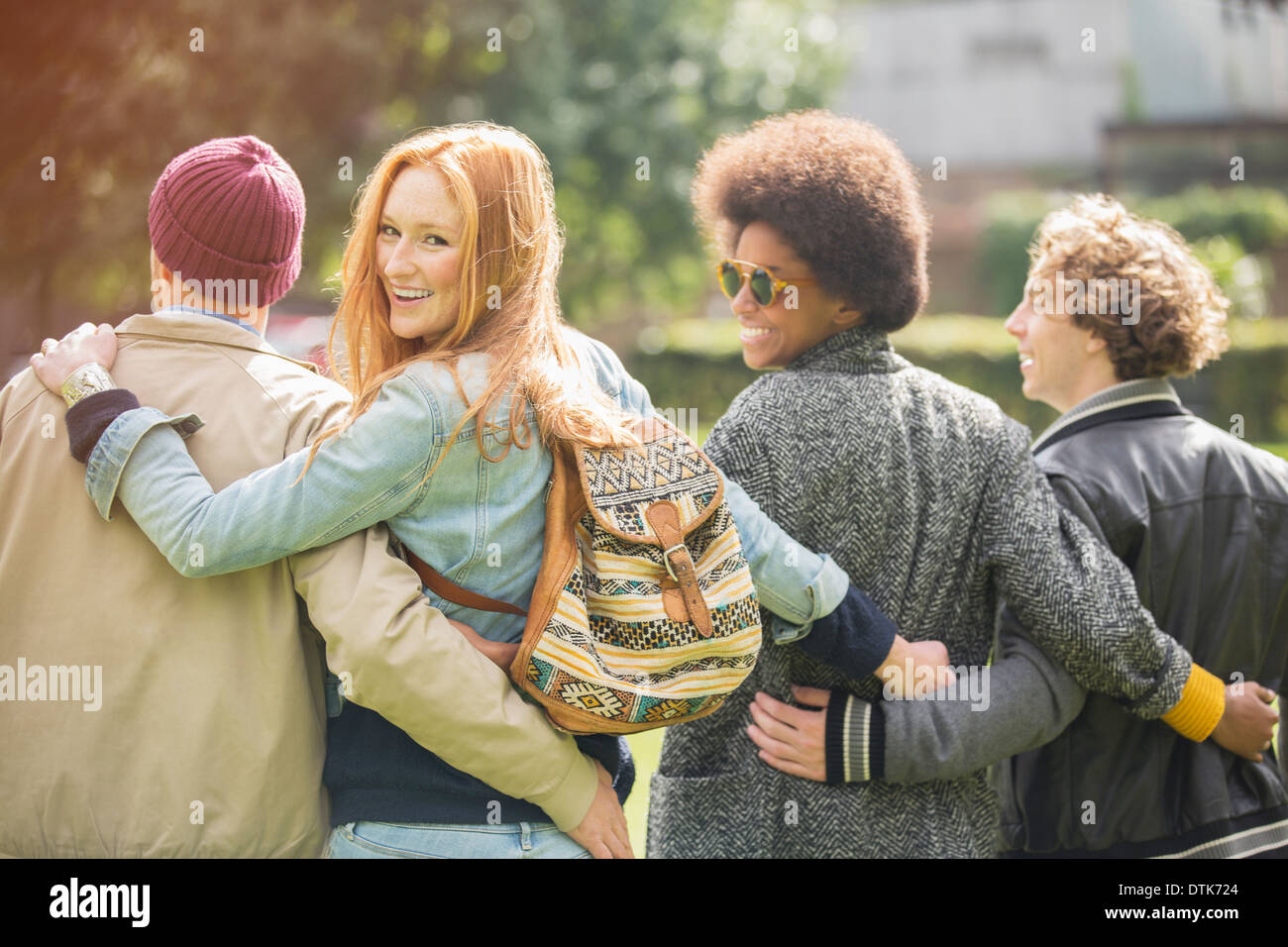 Freunde gehen zusammen im freien Stockfoto