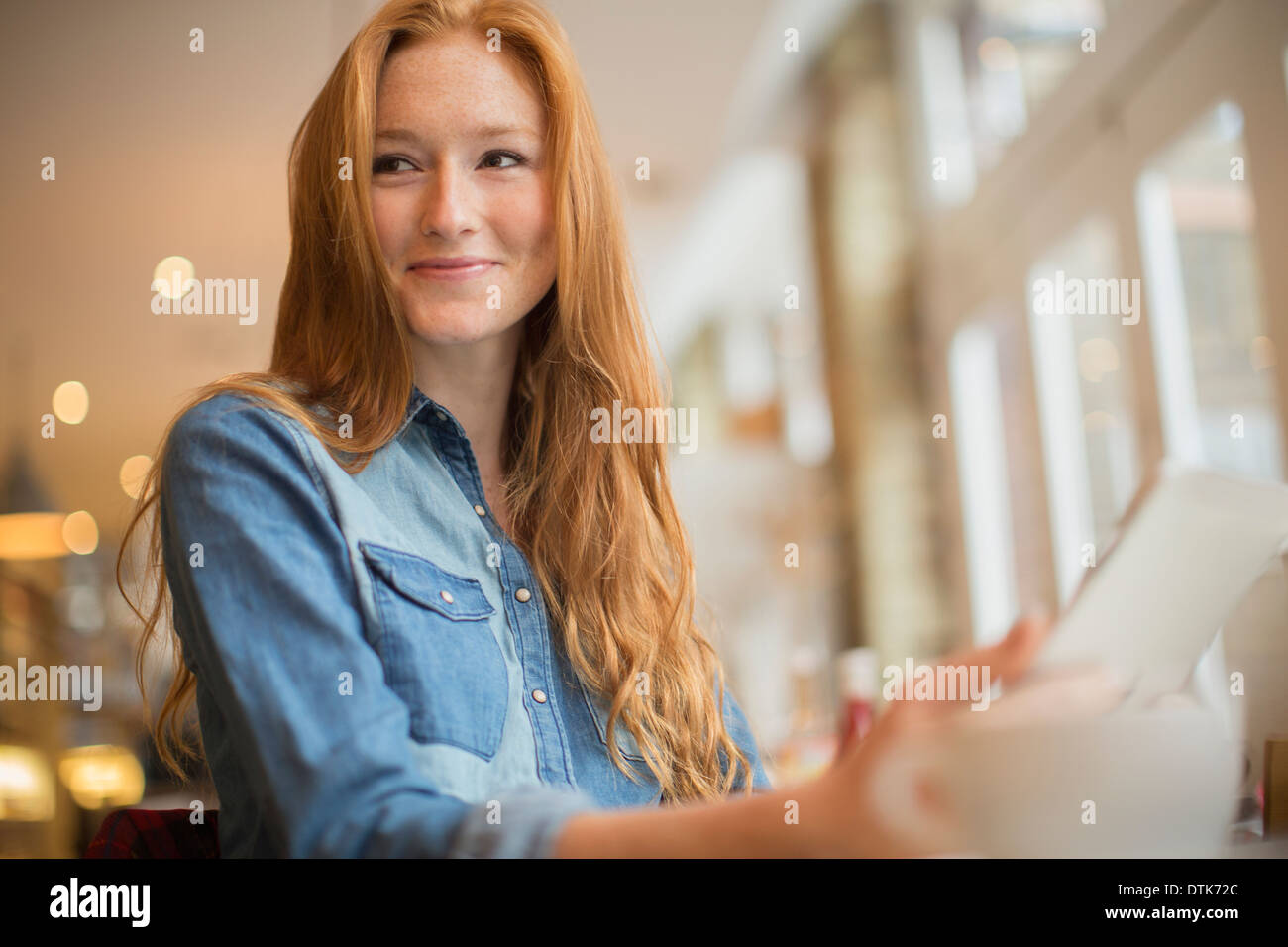 Frau mit digital-Tablette im café Stockfoto