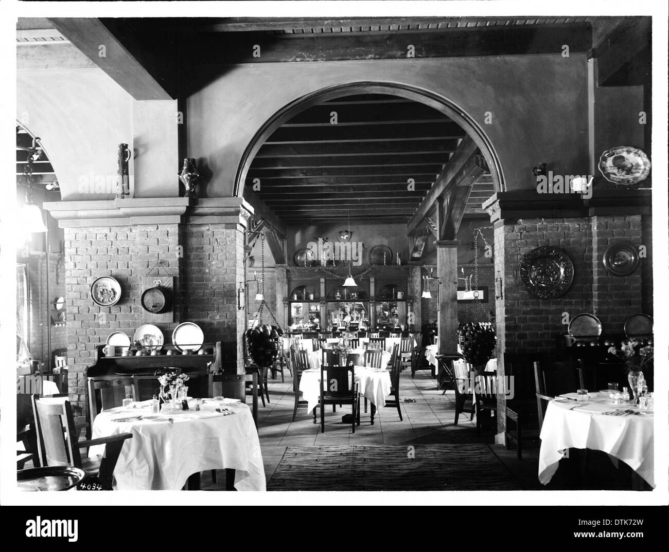 Ein Foto des Speisesaals im Glenwood Hotel in Riverside, Kalifornien, um 1910, das die Inneneinrichtung und Atmosphäre von Luxushotels des frühen 20. Jahrhunderts zeigt. Stockfoto